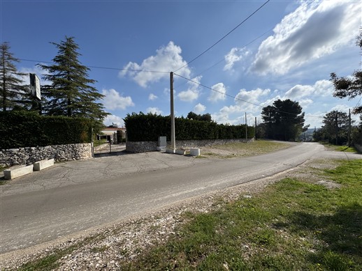 Intera Struttura Ricettiva Con Varie Sale Ristorante, Ampi Spazi Esterni Curati.